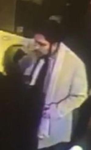 Chi conosce i truffatori visti nella video? Questi uomini hanno carpito i Bitcoin, pagando con le banconote false da 500 Euro! Questo delitto e' stato denunciato ai Carabinieri. Ricercato hanno cominciato anche gli agenti dall'Ufficio Rutkowski!