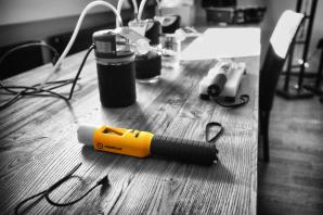 Nietrzeźwy motocyklista bez uprawnień uderzył w słup energetyczny. Piłeś alkohol - nie wsiadaj za kierownicę!