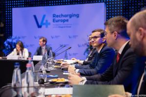 [VIDEO] Premier Mateusz Morawiecki wziął udział w spotkaniu szefów rządów państw Grupy Wyszehradzkiej z prezydentem Francji. Omówiono m.in. kwestie wysokiej ceny gazu i manipulacje ze strony Rosji