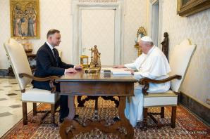 [VIDEO] Wizyta Prezydenta RP z Małżonką w Watykanie. Prezydent z Małżonką zostali przyjęci na audiencji przez Papieża Franciszka. Rozmowy dotyczyły głównie sytuacji na Ukrainie.