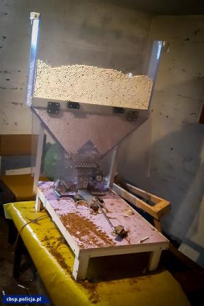 [VIDEO] Zlikwidowana fabryka papierosów, przejęte wyroby akcyzowe i amfetamina