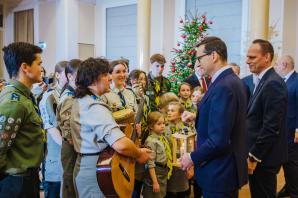 [VIDEO] Premier przyjął od harcerzy Betlejemskie Światło Pokoju. Światło będzie przekazane dalej na wschód: do Litwy, Ukrainy i Białorusi, na zachód - do Niemiec, a także na północ – do Szwecji