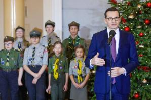 [VIDEO] Premier przyjął od harcerzy Betlejemskie Światło Pokoju. Światło będzie przekazane dalej na wschód: do Litwy, Ukrainy i Białorusi, na zachód - do Niemiec, a także na północ – do Szwecji