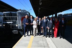 [VIDEO] Forum Ekonomiczne w Karpaczu: pierwszy, rozkładowy przejazd pasażerski składem z lokomotywą wodorową