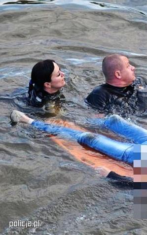 Głogów: Dramatyczna akcja ratunkowa tonącej w Odrze kobiety! Brawa dla funkcjonariuszy Policji!