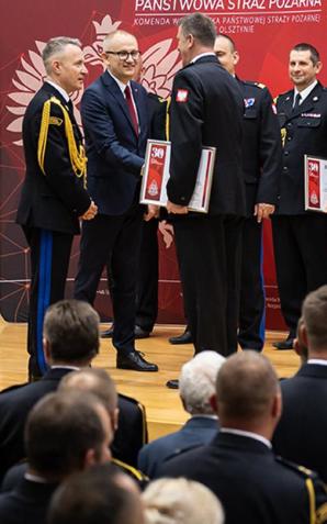 [VIDEO] Dni Ochrony Przeciwpożarowej w Olsztynie – uroczystość z udziałem wiceministra Błażeja Pobożego
