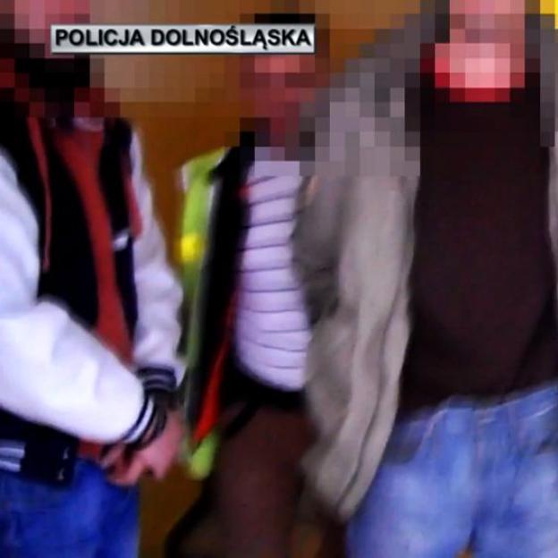 [VIDEO] Dolnośląscy policjanci zlikwidowali domowy arsenał – zabezpieczono 4 kg materiału wybuchowego i zapalniki