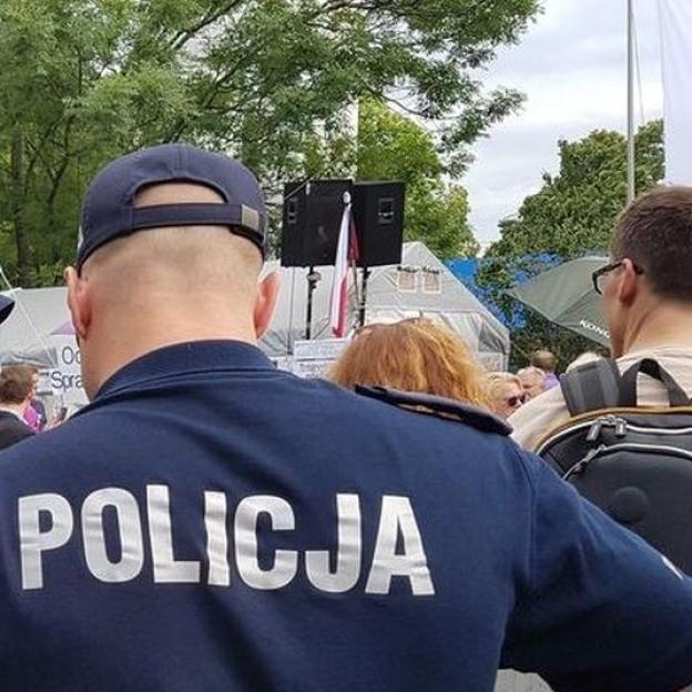 [VIDEO] Sprawca gróźb karalnych oraz podpalenia samochodu w rękach średzkich dzielnicowych