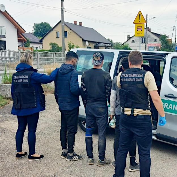 3 obywateli Maroka oraz obywatel Algierii za nielegalne przekroczenie czesko-polskiej granicy państwowej. Przyjechali do Polski ukryci w samochodach ciężarowych