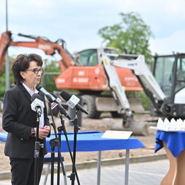 Męcinka - woj. dolnośląskie. Rozpoczęcie budowy posterunku policji z udziałem Marszałek Sejmu