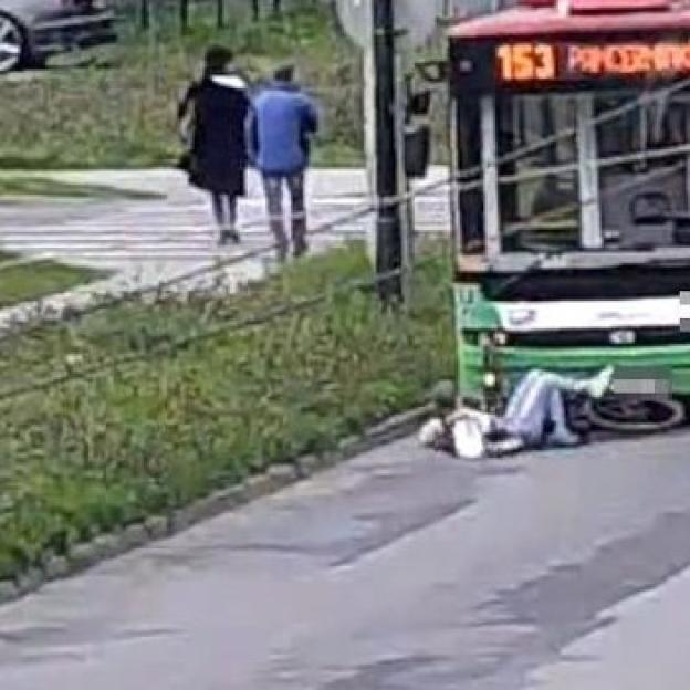 [VIDEO] Wjechała na przejście wprost pod trolejbus!