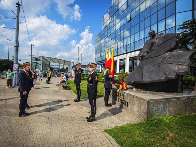 Warszawa: Kwiaty dla prezydenta w 123. rocznicę urodzin