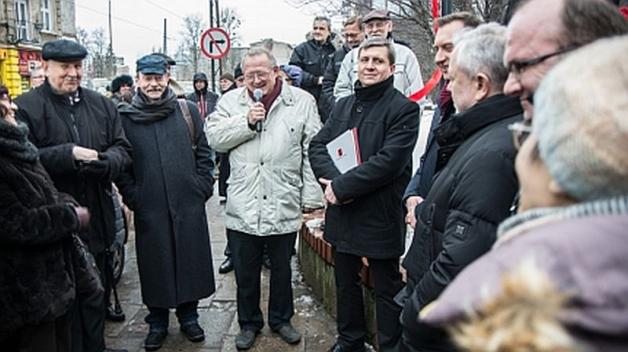 [VIDEO] Odsłonięto tablicę z nazwą skwer Komitetu Obrony Robotników