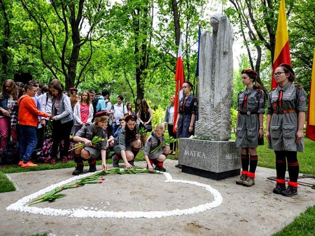 Warszawa: Rzeźba Matki dla wszystkich matek