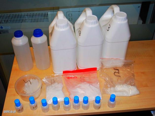 Policjanci zabezpieczyli 14 litrów GBL, środka działającego jak pigułka gwałtu