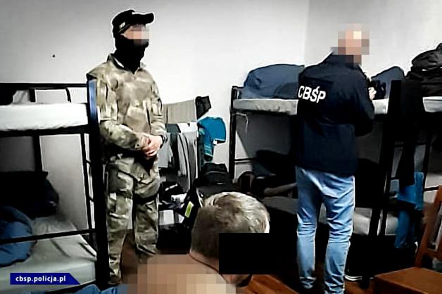 [VIDEO] Rozbita grupa, zlikwidowana fabryka i przejęty towar. Zatrzymano 7 os. w tym 2 obywateli Polski i 5 obywateli Białorusi.  