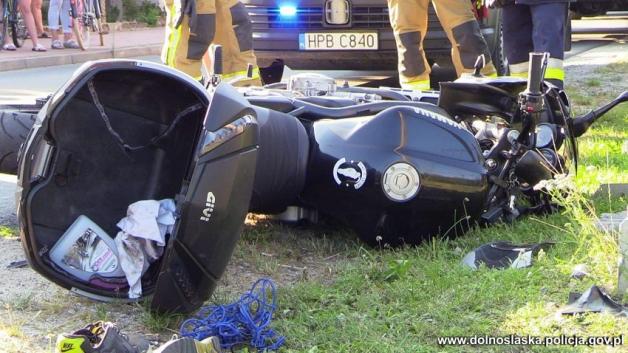 Nietrzeźwy motocyklista bez uprawnień uderzył w słup energetyczny. Piłeś alkohol - nie wsiadaj za kierownicę!