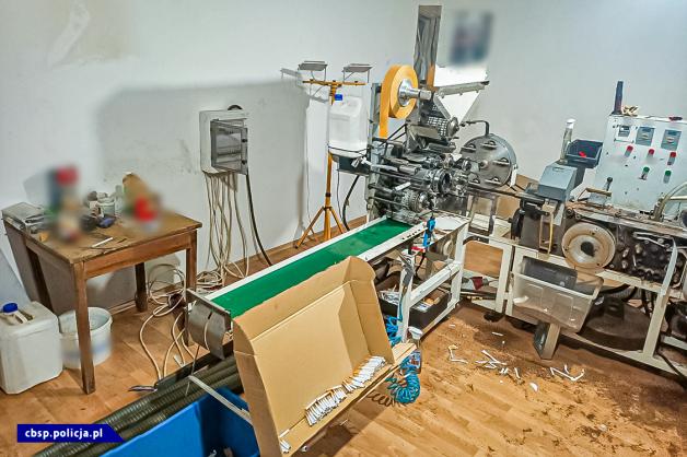 Rozbita grupa, zlikwidowana nielegalna fabryka papierosów i przejęty towar. Зatrzymano 7 mężczyzn - 3 obywateli Ukrainy i 4 Polaków