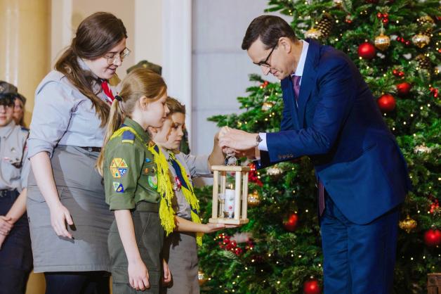 [VIDEO] Premier przyjął od harcerzy Betlejemskie Światło Pokoju. Światło będzie przekazane dalej na wschód: do Litwy, Ukrainy i Białorusi, na zachód - do Niemiec, a także na północ – do Szwecji