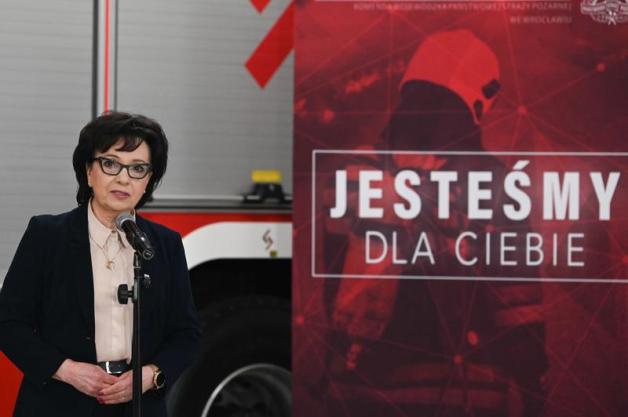 Marszałek Sejmu na uroczystości przekazania nowych samochodów pożarniczych dla jednostki Państwowej Straży Pożarnej