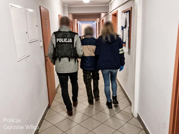 [VIDEO] Na kolanach okradł skarbonkę kościelną   