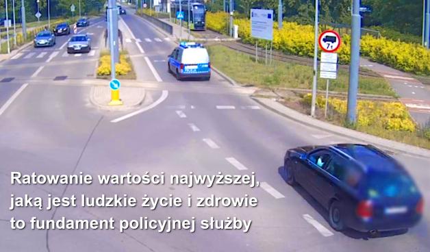 [VIDEO] Policyjna eskorta 4-letniego chłopca, który wymagał pilnej pomocy medycznej